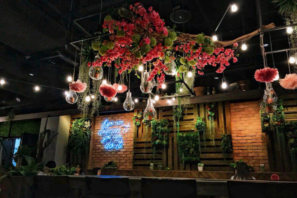 Picnic review, picnic restaurant review, cafe at orchard, garden theme cafe, floral cafe