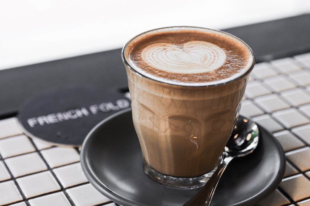 French fold coffee in Telok ayer, Tiong hoe specialty coffee hot latte with layered heart latte art