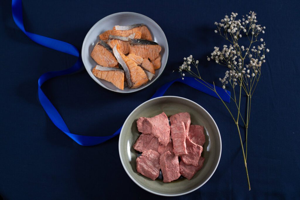 Nudeseafood bowls of salmon and meat