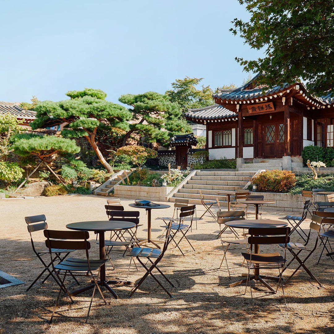 Cafe Low Roof alfresco dining with a hanok view in seoul. Source: @cafelowroof/Instagram