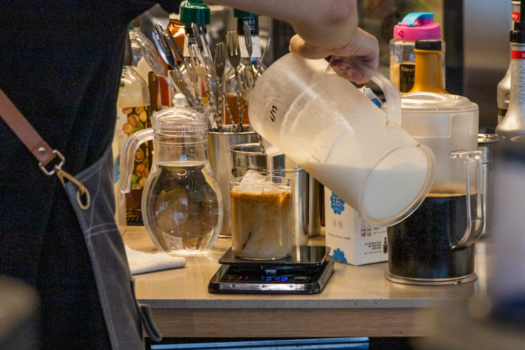 Daunt Coffee Review - Korean Barista Preparing Cold Brew with Honey