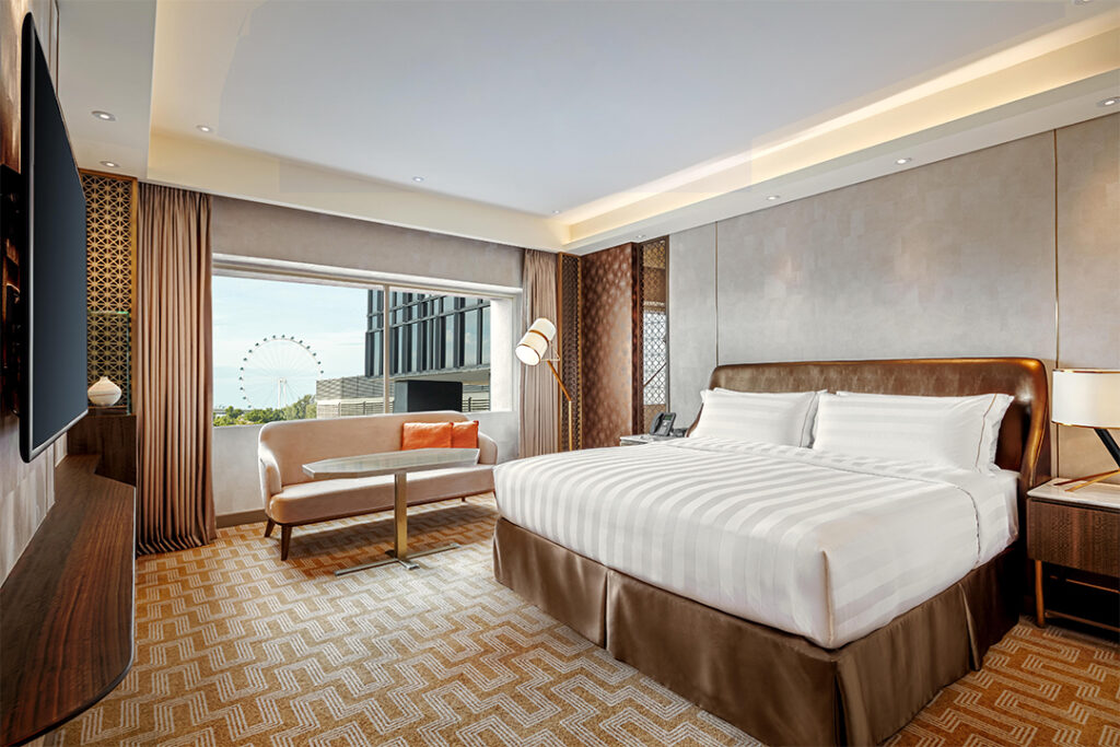 Club Deluxe Hotel Room with view of Singapore flyer at PARKROYAL Beach Road. Source: PARKROYAL on Beach Road