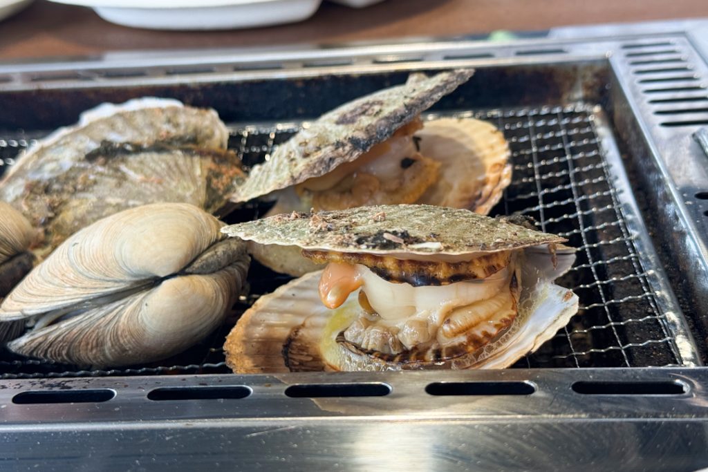 grilled scallops at toretore ichiba wakayama