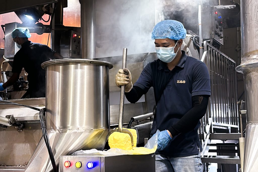 Adding margarine into Nanyang Kopi during roasting process