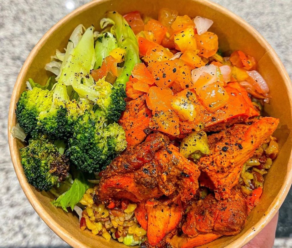 Broccoli, carrots and peppers rice bowl at Superfood Kitchen x Green Bar
