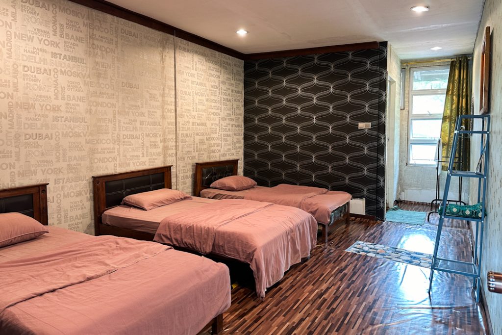 Bedroom in home stay main house - 3 beds