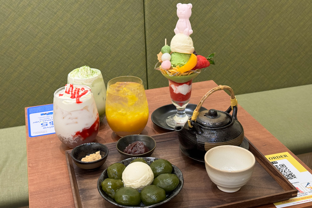 Group shot of all drinks and desserts we tried at Torori Tenshi no Warabimochi Singapore