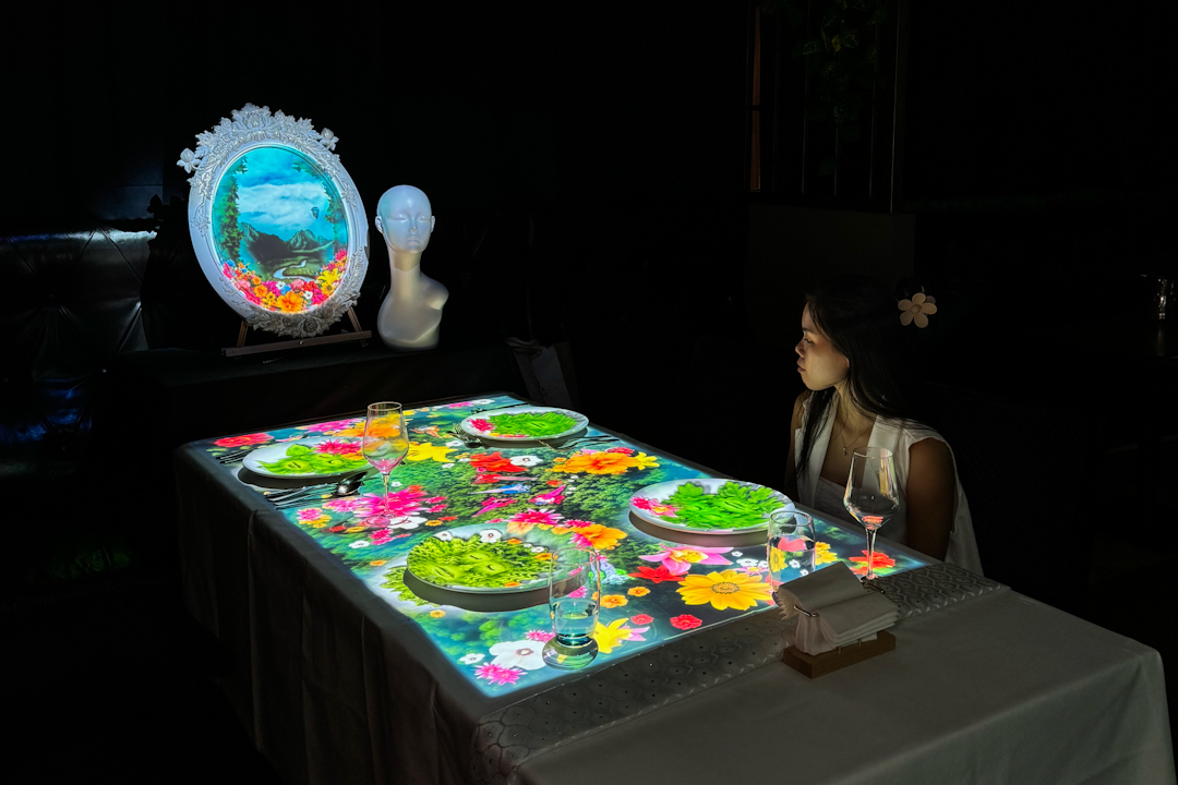 Light projections and special effects at an immersive meal