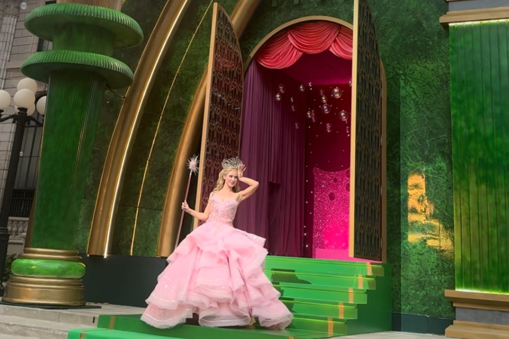 Glenda from Wicked appearing at USS