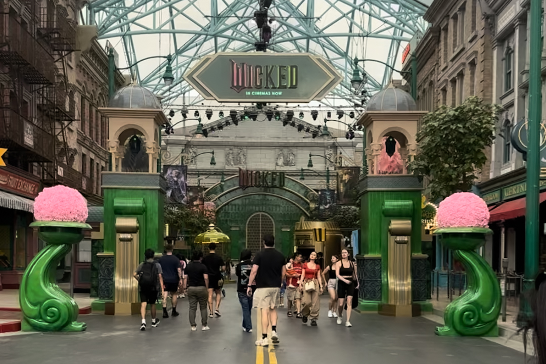 Wicked at Universal Studios Singapore? Meet Elphaba & Glenda