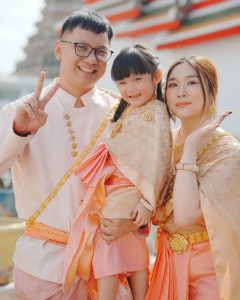 Thai Costume Rental and photoshoot at Wat Arun Bangkok
