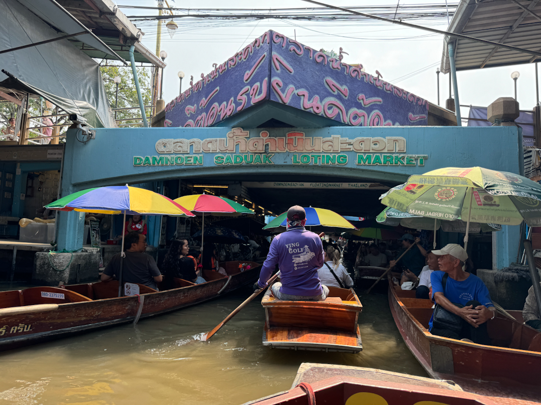 Damnoensaduak Floating Market manual boat rides
