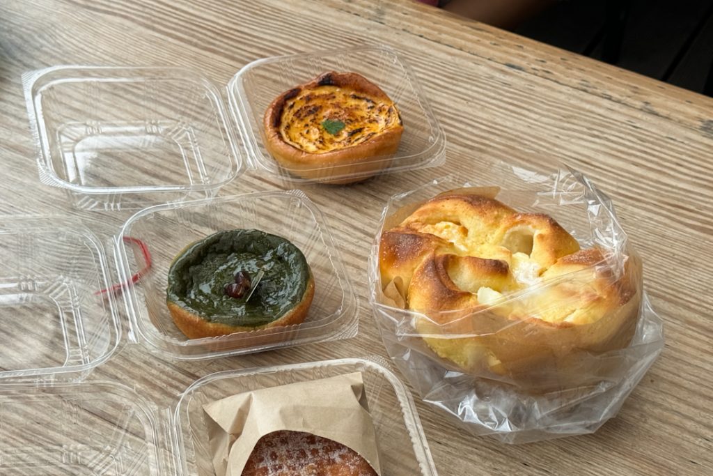 Breads and tarts from Klee Blatt Yayoigaoka shop 