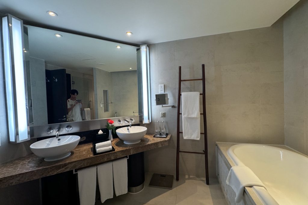 Toilet of InterContinental Hanoi Westlake hotel room
