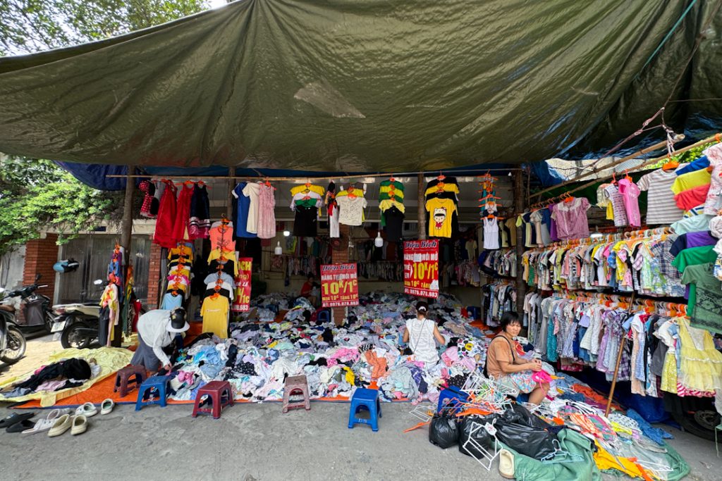 Cho Hang Thung Dong Tac, popular thrift market in Hanoi