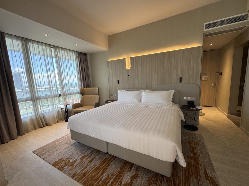 Wyndham Singapore Hotel King Bed room