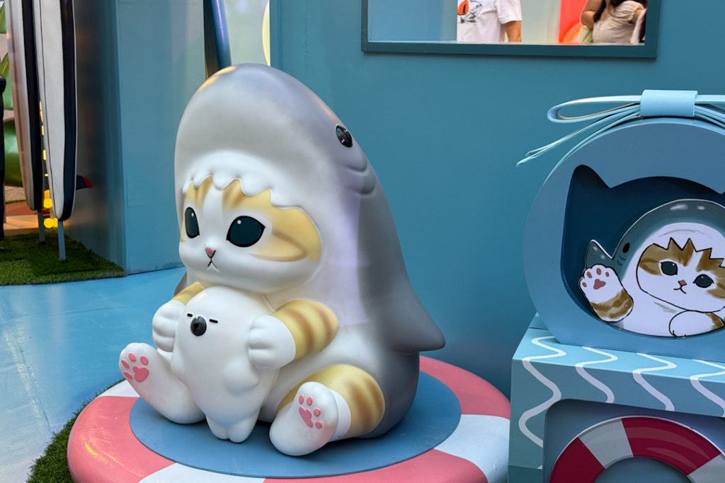 shark mofusand holding seal