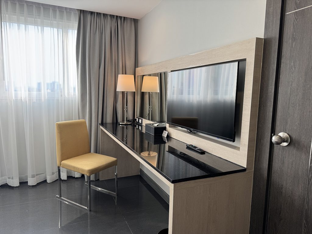 Room table working area at Garner Hotel Pattaya Central hotel