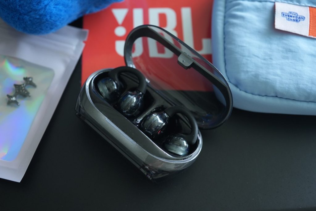Close up of JBL Soundgear Clips