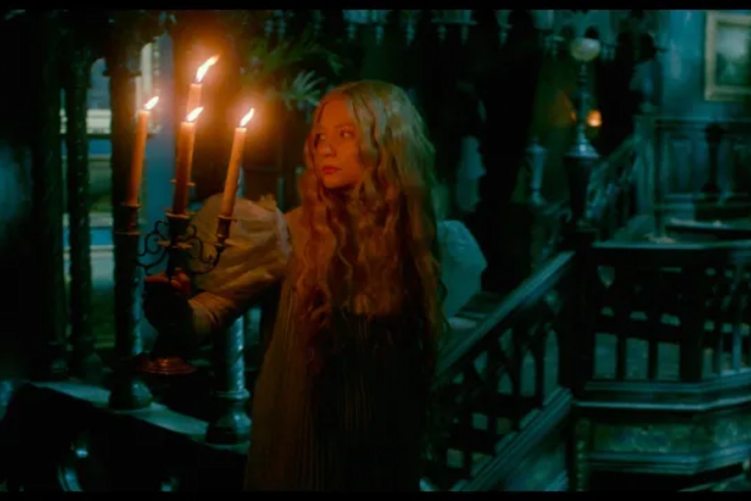 Mia Wasikowska and Tom Hiddleston in Crimson Peak 2015