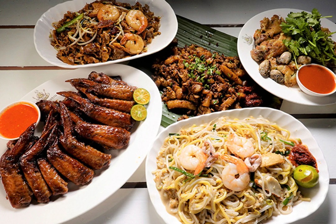 Makansutra Gluttons Bay waterfront hawker Esplanade Singapore Marina Bay satay circuit view