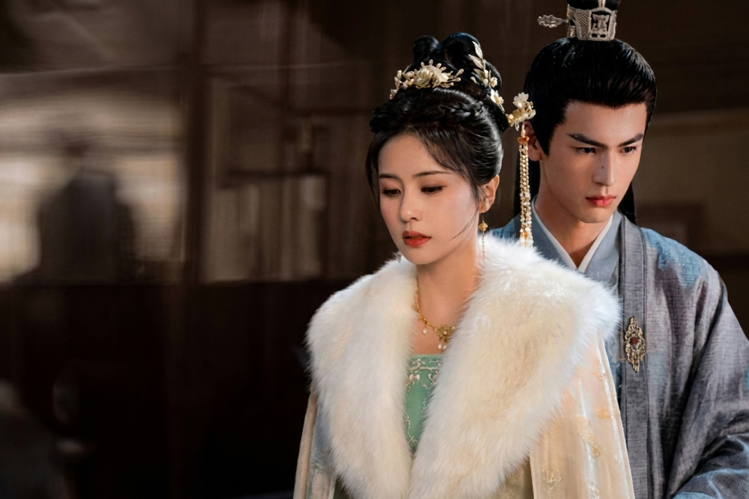 Bai Lu and Zhang Linghe in Story of Kunning Palace 2023